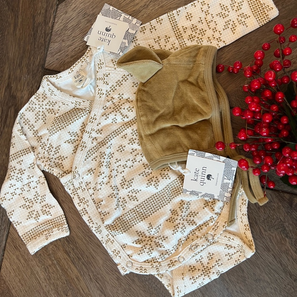 Kate Quinn snowflake bodysuit/bonnet set NWT